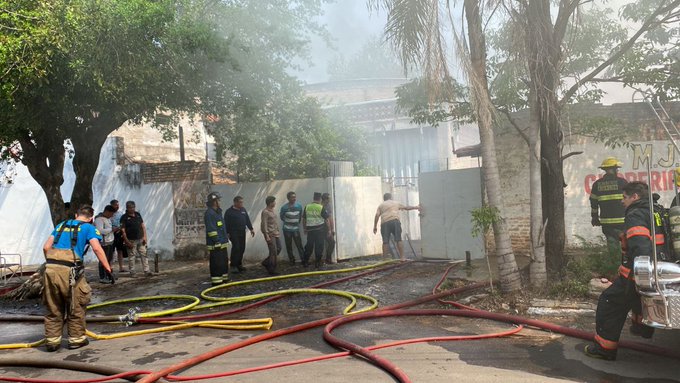 Incendio consume taller de chapería y pintura en Barrio Obrero de Asunción