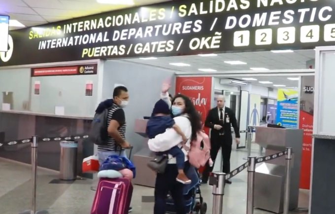 Retornó a su país el pequeño salvadoreño que se hizo un trasplante en el Pediátrico Niños de Acosta Ñu