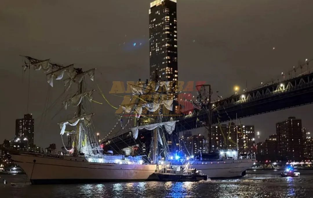 Buque mexicano Cuauhtémoc choca con el puente de Brooklyn