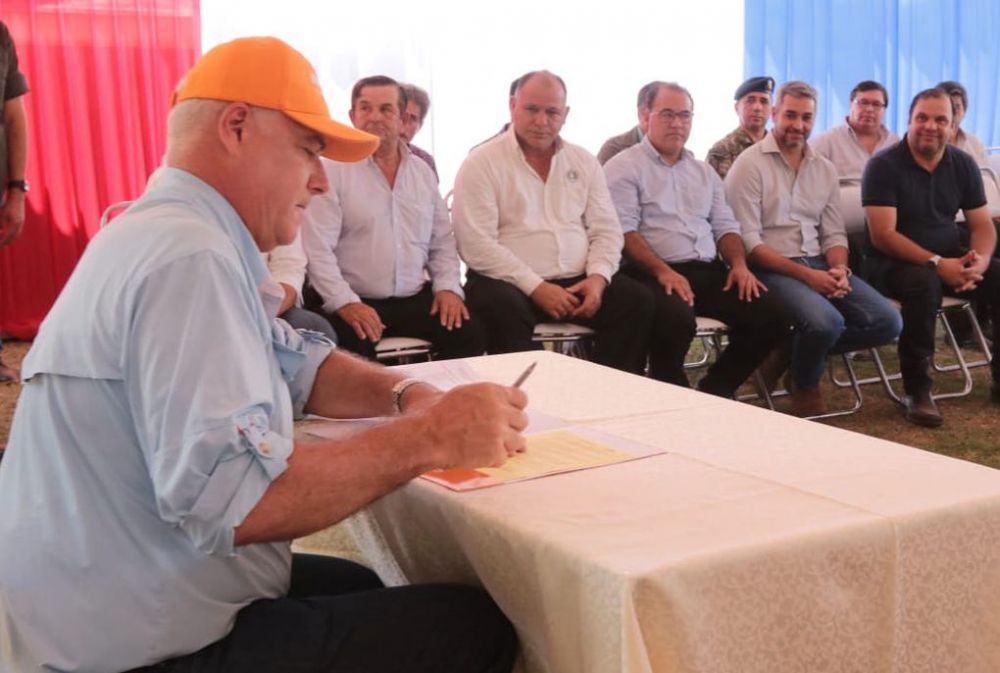 Ministro Wiens firma contrato de obra vial en otro departamento menos Amambay