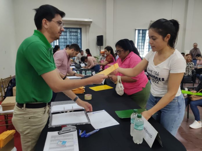 La EBY desembolsa becas universitarias para 769 jóvenes de Ñeembucú