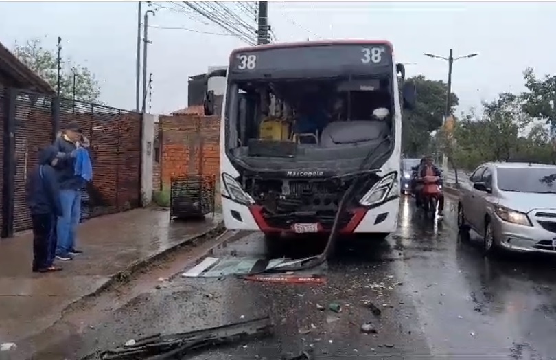 Dos menores de edad resultan heridos en accidente de buses en Villa Elisa