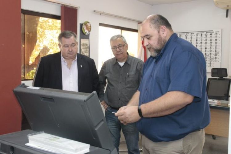 Uruguay destacó funcionalidad de la máquina de votación y del Sistema TREP