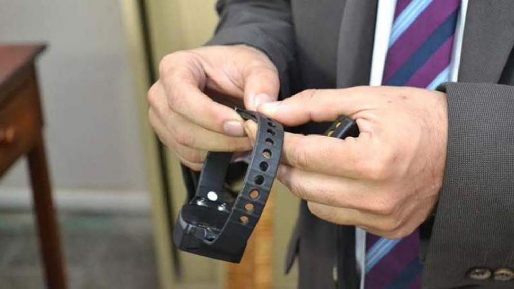 Aprueban uso de pulsera electrónicas para personas con prisión domiciliaria