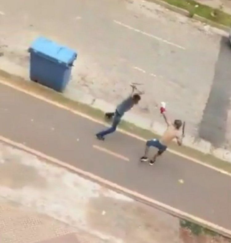 Jóvenes se pelean con machete y nunchaku en Zeballos Cué