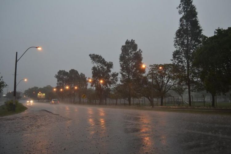 Pronostican calor húmedo, lluvias y tormentas