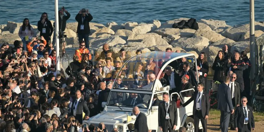 El papa llega a la isla francesa de Córcega para una visita histórica