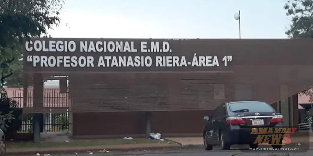 Denuncian a padre de familia por amedrentar a un estudiante a la salida del colegio