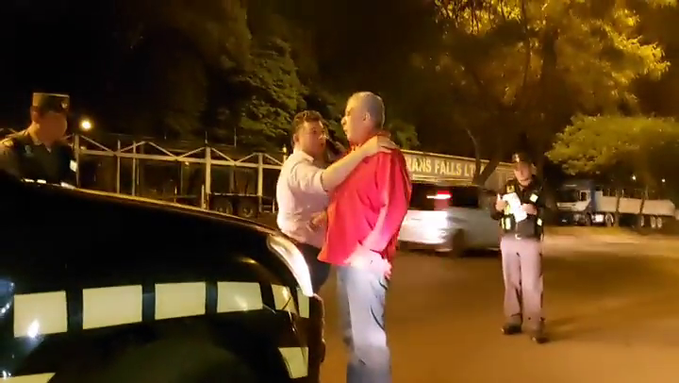 Un hombre intentó ayudar a su amigo retenido por la Caminera, pero terminó empeorando todo