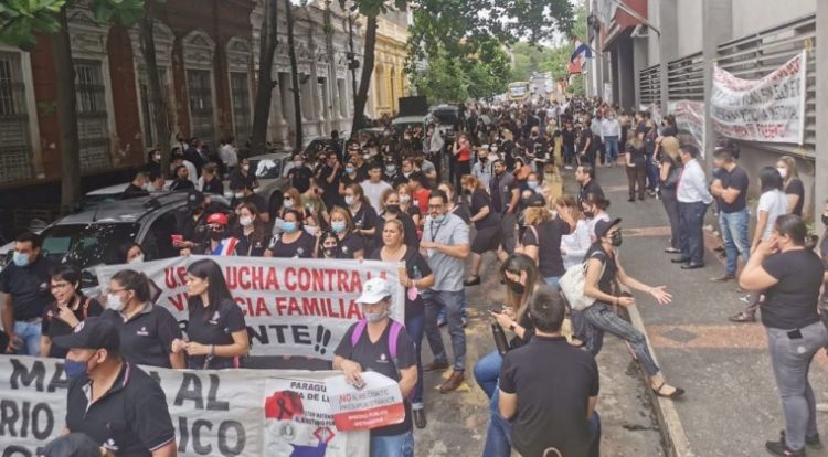 Funcionarios de la Fiscalía protestan contra recorte y exigen reposición de recursos