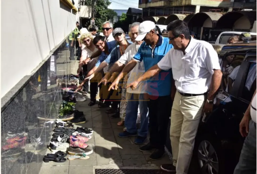 Zapatos vacíos y deudas: jubilados reclaman a Nenecho en protesta por el Día de Reyes