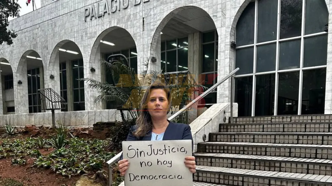 Kattya González suma el noveno urgimiento a la Corte sobre su expulsión del Senado
