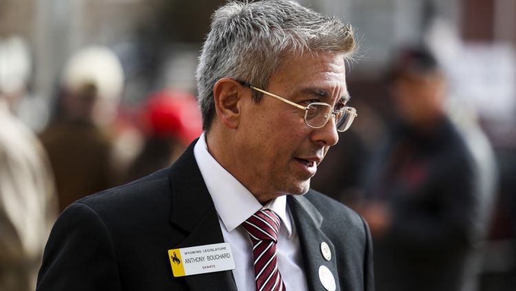 Un senador de EE.UU. que admitió haber embarazado a una menor compara su relación con Romeo y Julieta y provoca críticas
