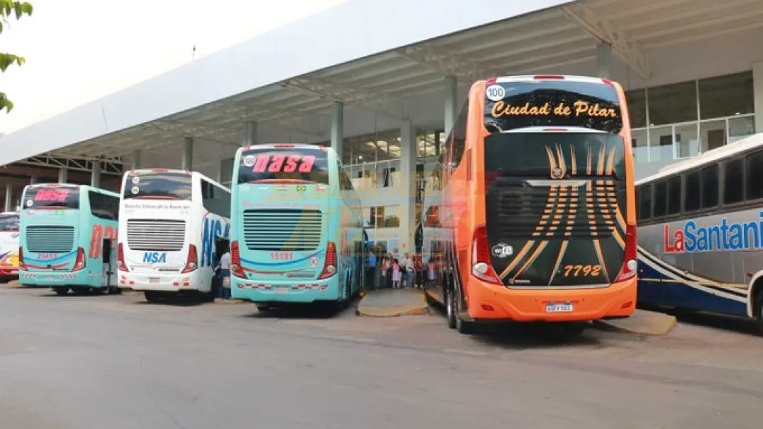 Transportistas rechazan suba de tarifa en Estación de Buses y suben a pasajeros en la calle