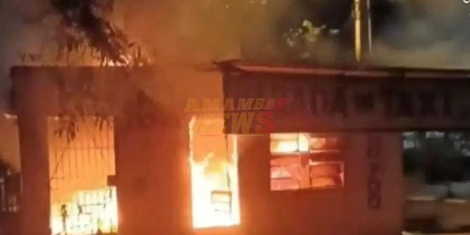 “Chespis” provocan incendio en parada de taxi abandonada