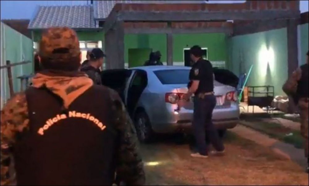 Antinarcóticos realizan incautación de vehículos y arma de fuego en Capitán Bado