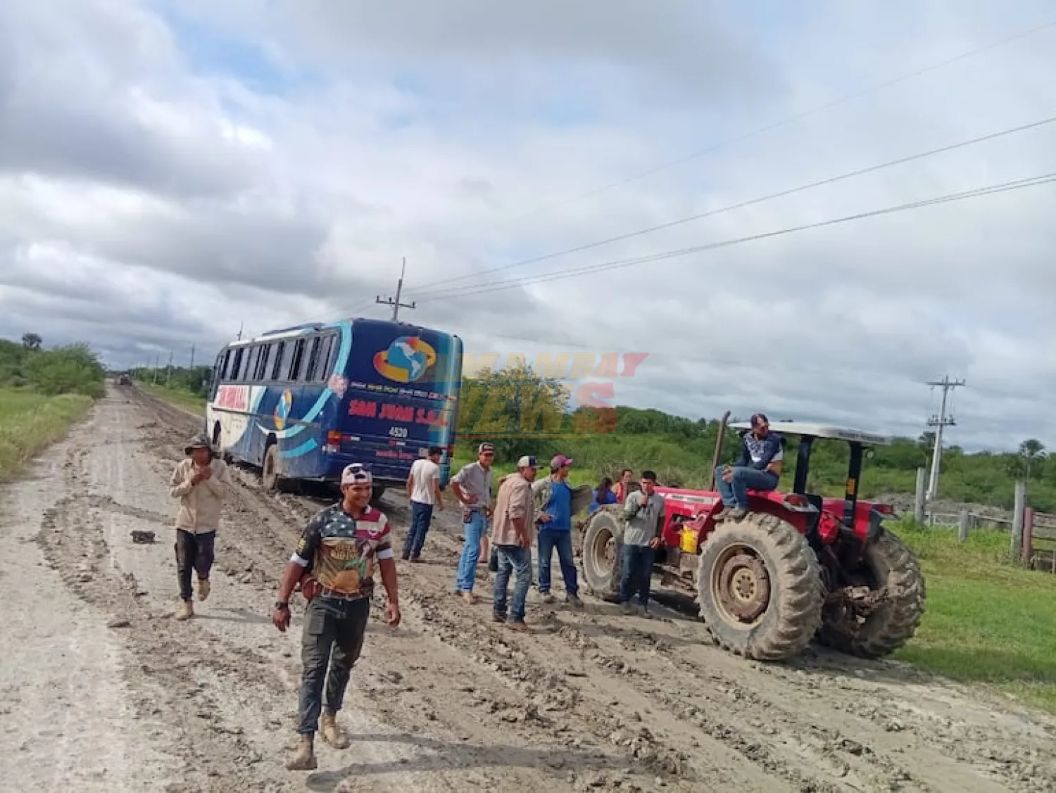 Sufrimiento de cada año: bus varado en el barro en Alto Paraguay