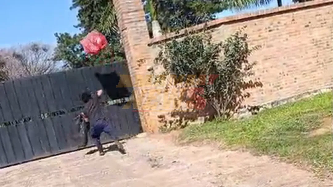Video: Pobladores de Arroyos y Esteros arrojan basura en la residencia del gobernador Denis Lichi