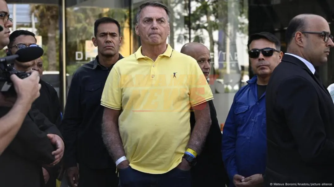 Juez brasileño envía más policías a la casa de Bolsonaro