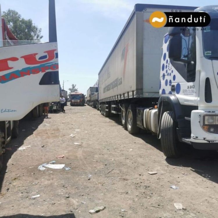Levantan bloqueo de rutas para camioneros varados en Falcón