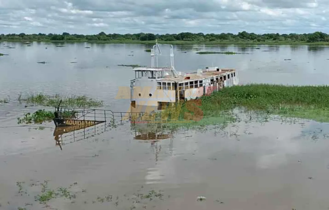 Abandonado por la autoridades, el histórico Aquidabán se hunde en el Río Paraguay