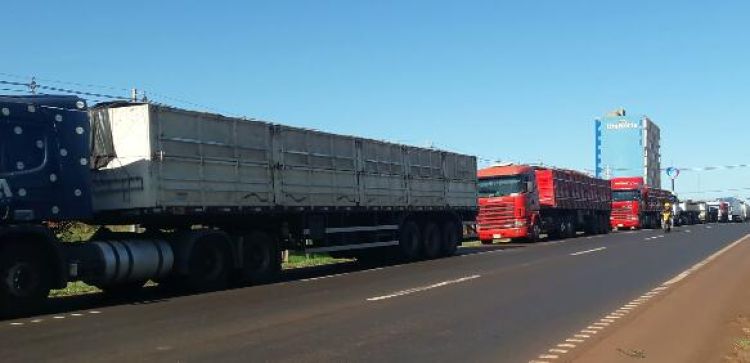 Fila interminable de camiones sobre Ruta PY02 por huelga en la Receita Federal