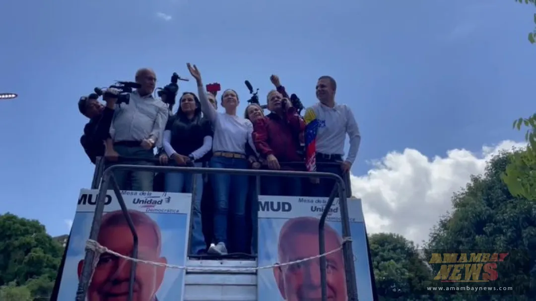 María Corina Machado aparece en el camión de la caravana opositora
