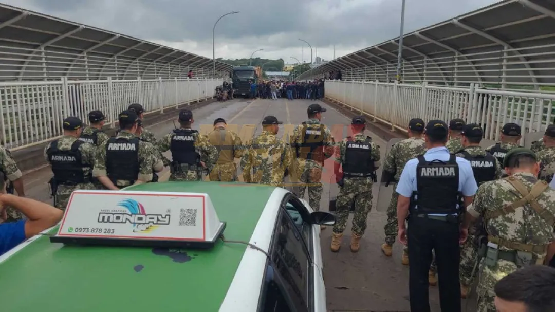 Paseros brasileños bloquean Puente de la Amistad y desatan caos en el tránsito