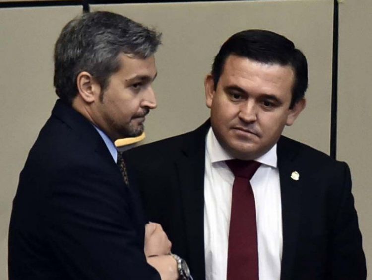 Petta se aferra al cargo y habla de regreso inteligente a clases