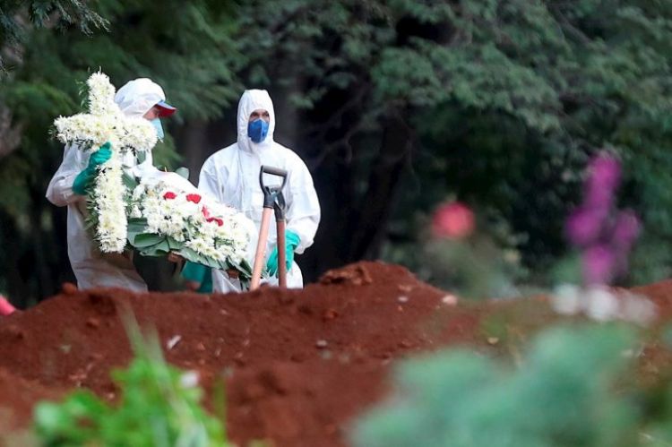 Brasil registra 335 muertes por Covid-19 en 24 horas, dice Salud