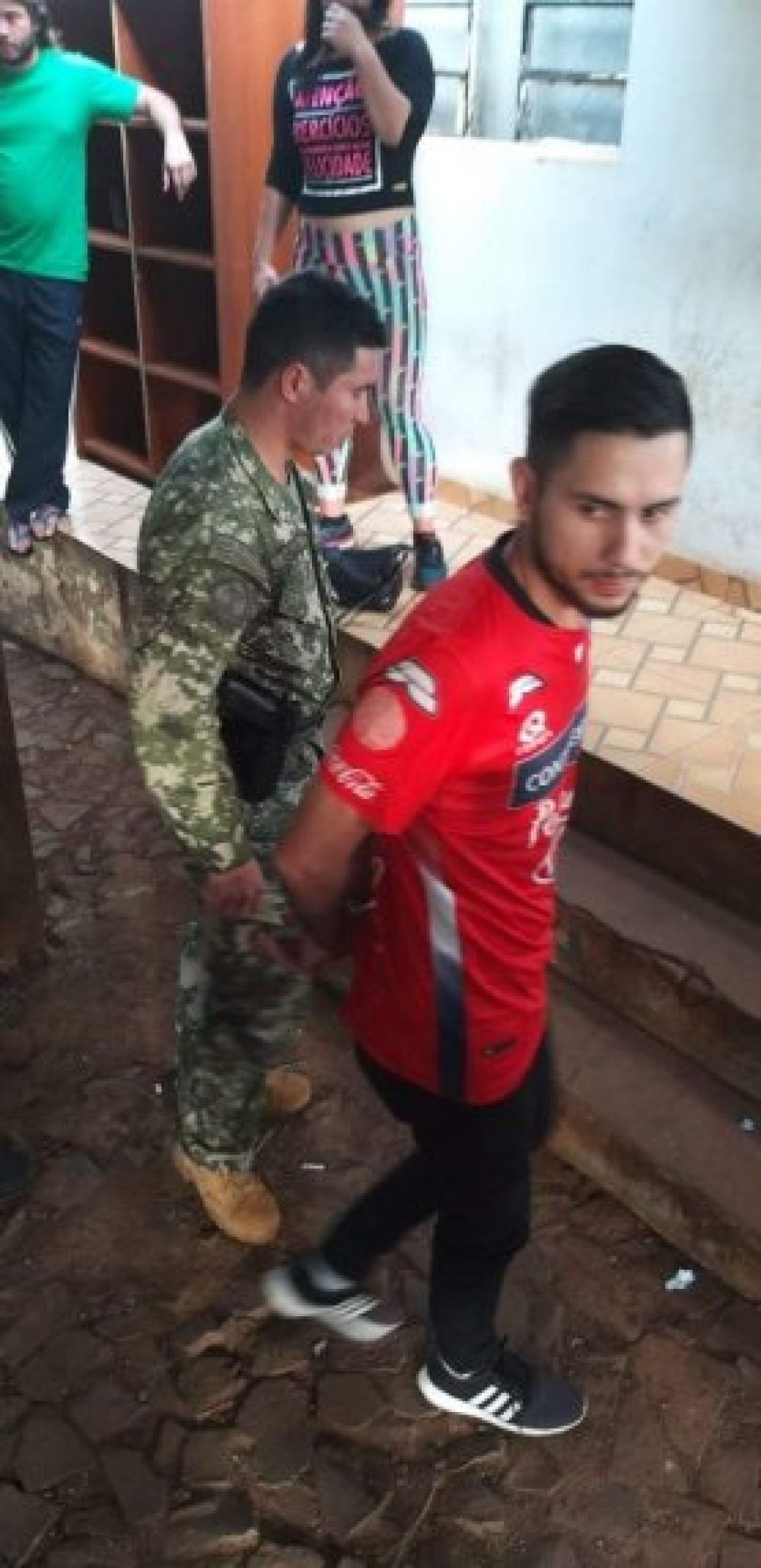 Dirigente social, detenido por filmar a aduaneros