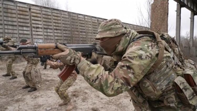 Ciudadanos voluntarios se alistan al Ejército en Ucrania ante el temor de una guerra con Rusia