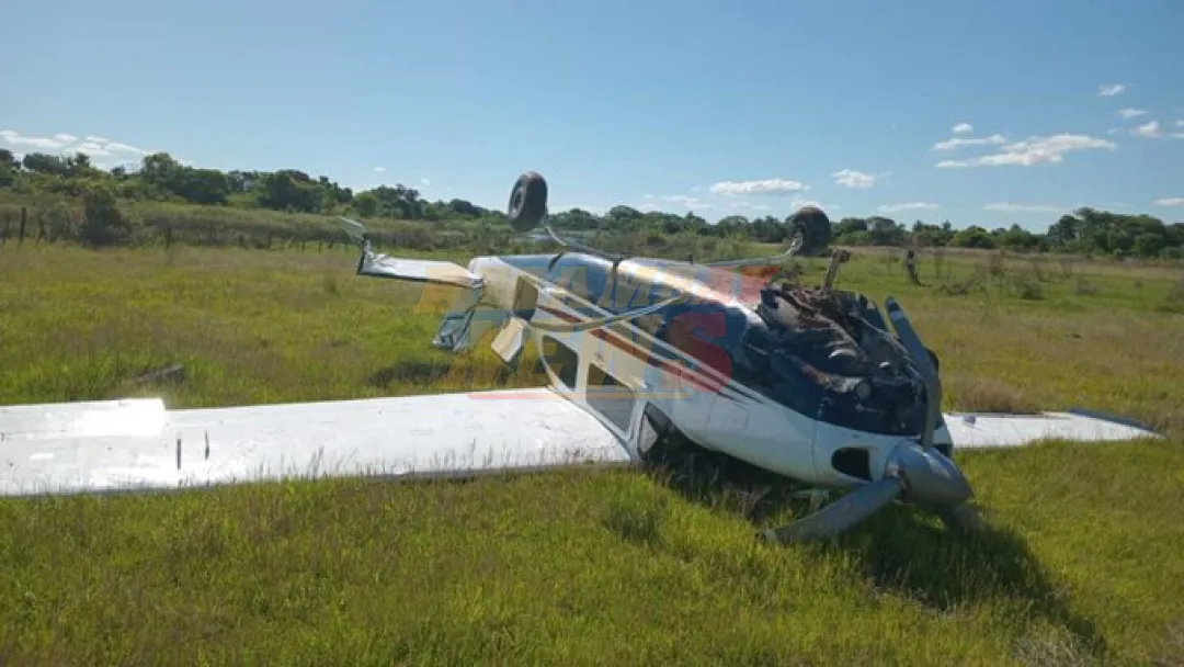 Avioneta cae en aeródromo de Ñeembucú y ocupantes huyen del lugar