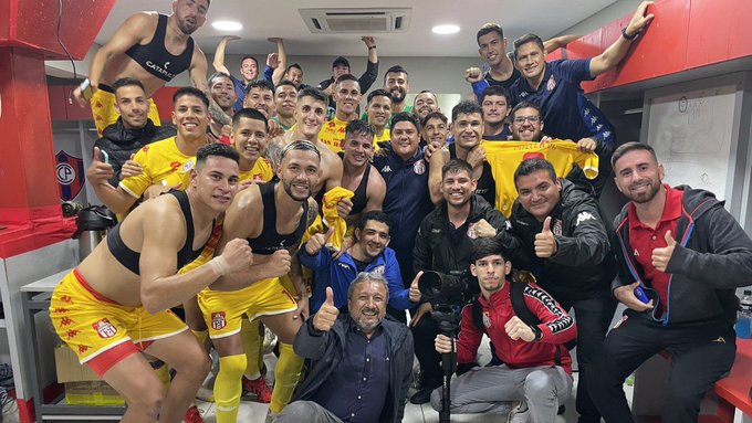 General Caballero y su cargada tras la victoria ante Cerro
