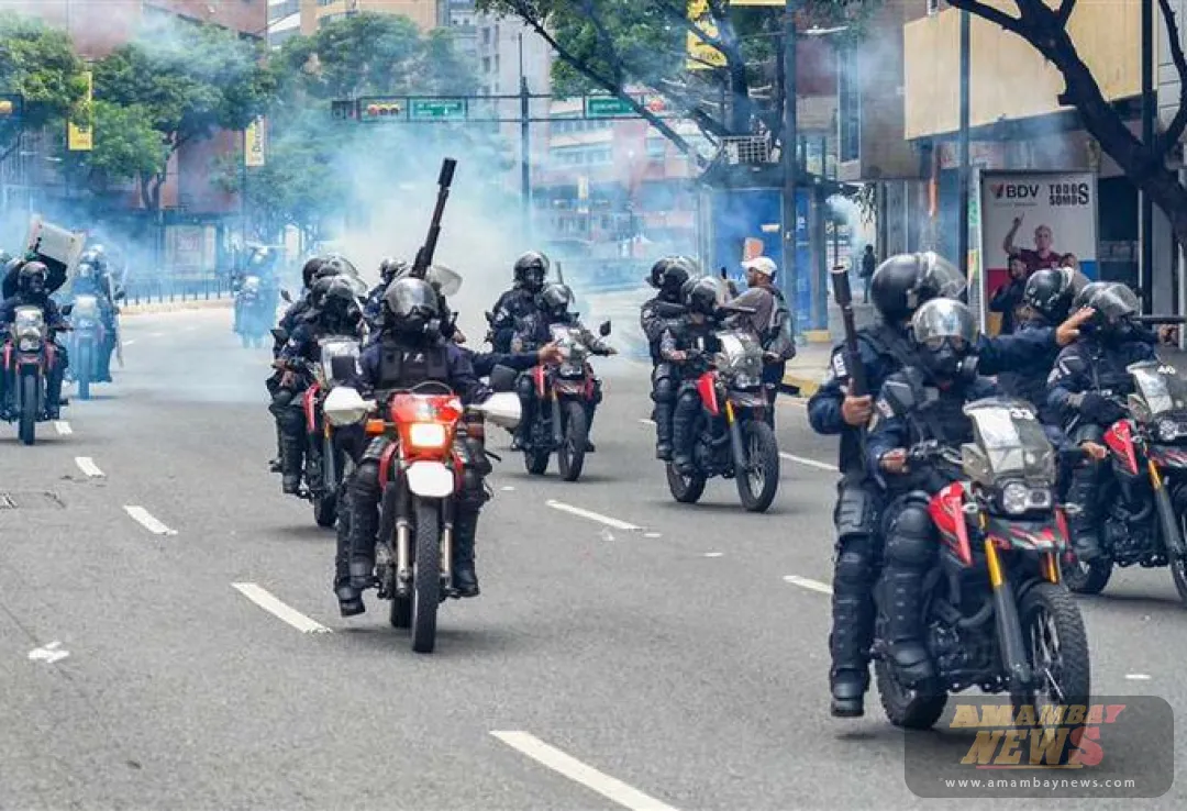 Maduro felicita a militares por "conducta ejemplar" ante protestas tras las elecciones