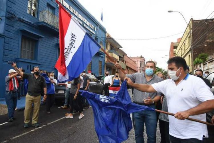 Liberales protestan frente al PLRA por prisión a Alegre