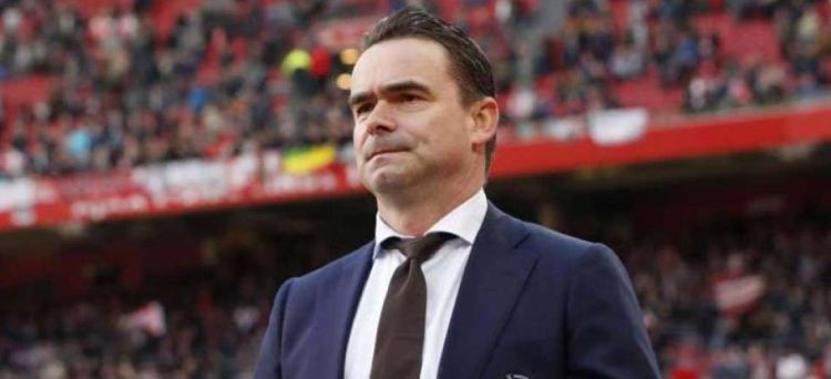 Marc Overmars deja el Ajax por mensajes "inapropiados" a mujeres