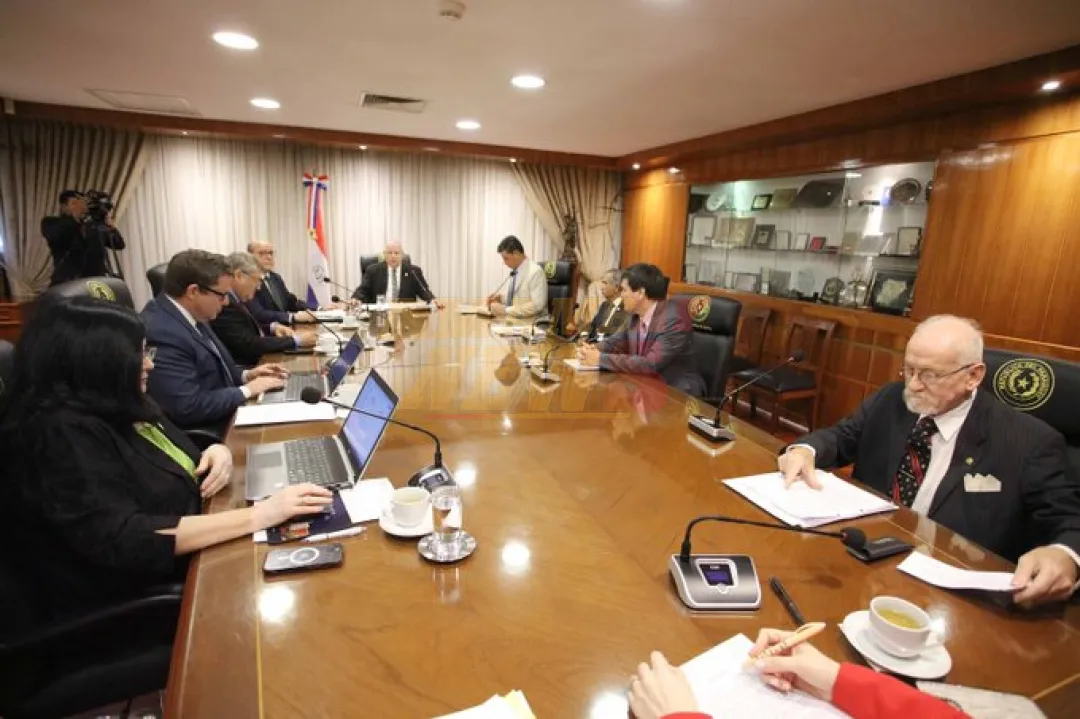 Suspenden a juez y funcionarios por caso “Mafia de Pagarés”