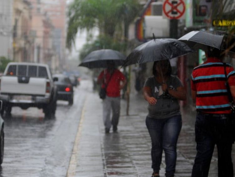 Viernes caluroso, con lluvias y ocasionales tormentas eléctricas