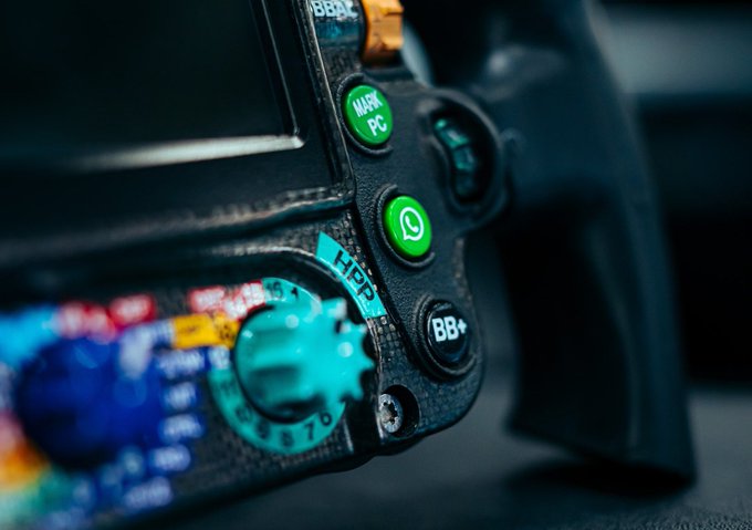 La razón por la que el nuevo Mercedes de F1 tendrá un botón de WhatsApp en el volante