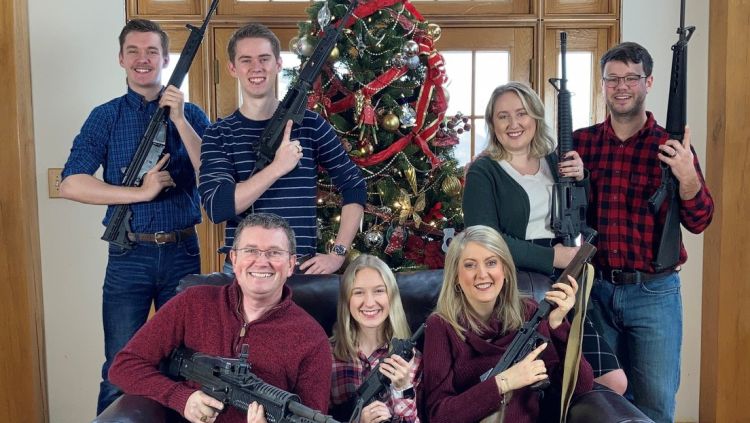 "Santa, traiga munición por favor": un congresista desata la polémica con una foto de su familia posando con armas