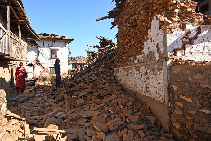 Asciende a más de 130 los muertos por el sismo en Nepal