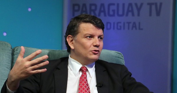 Una funcionaria de Vox se trepa a una antena por falta de pago y Stark insiste en privatizar