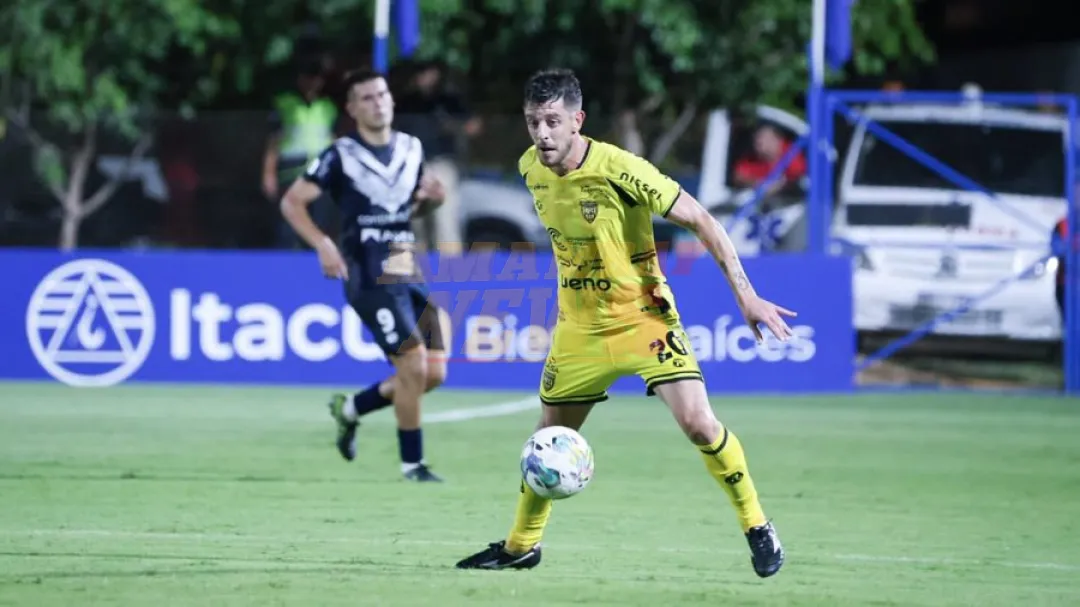 Histórico duelo en césped artificial