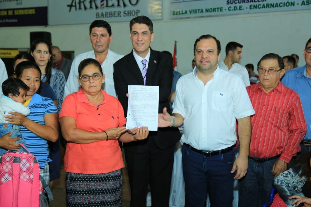 Pobladores de Villa Guillermina firmaron sus contratos de adjudicación de inmuebles