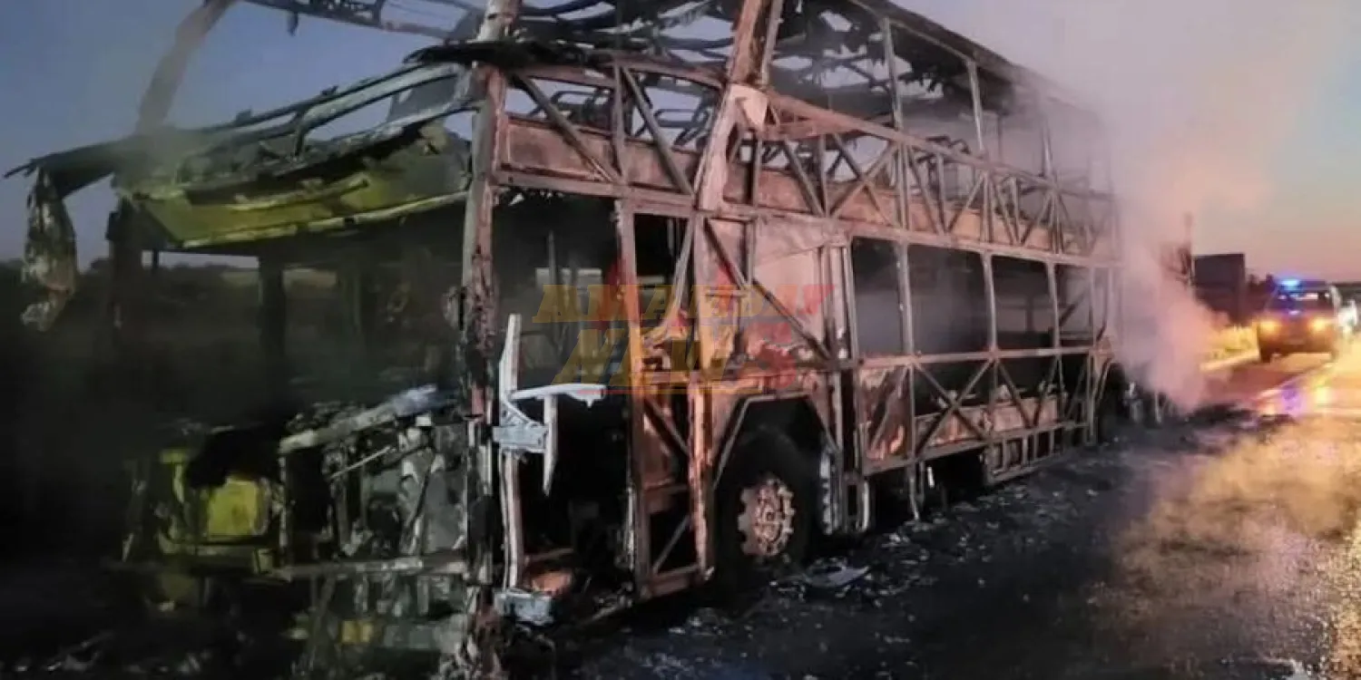 Bus paraguayo ardió en llamas en ruta de Argentina