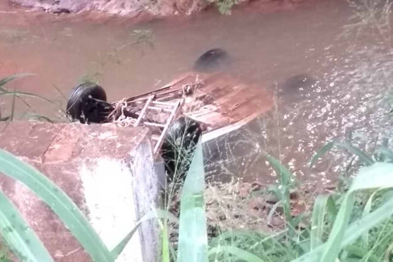 Dos muertos tras cada de automvil a un arroyo de Ponta Por