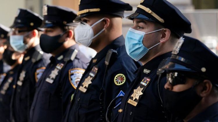 Nueva York exige vacunación a policías y bomberos