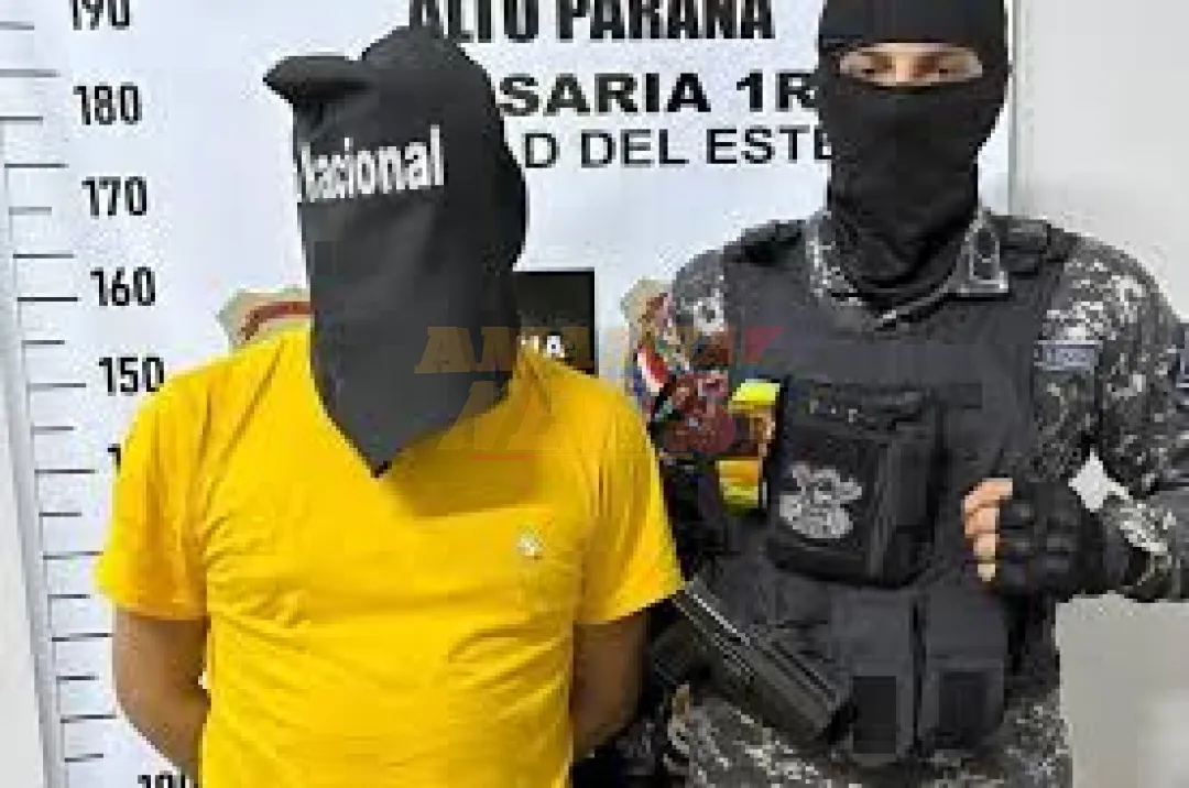 Manejaba borracho con su familia a bordo, huyó de una barrera y atacó a policías