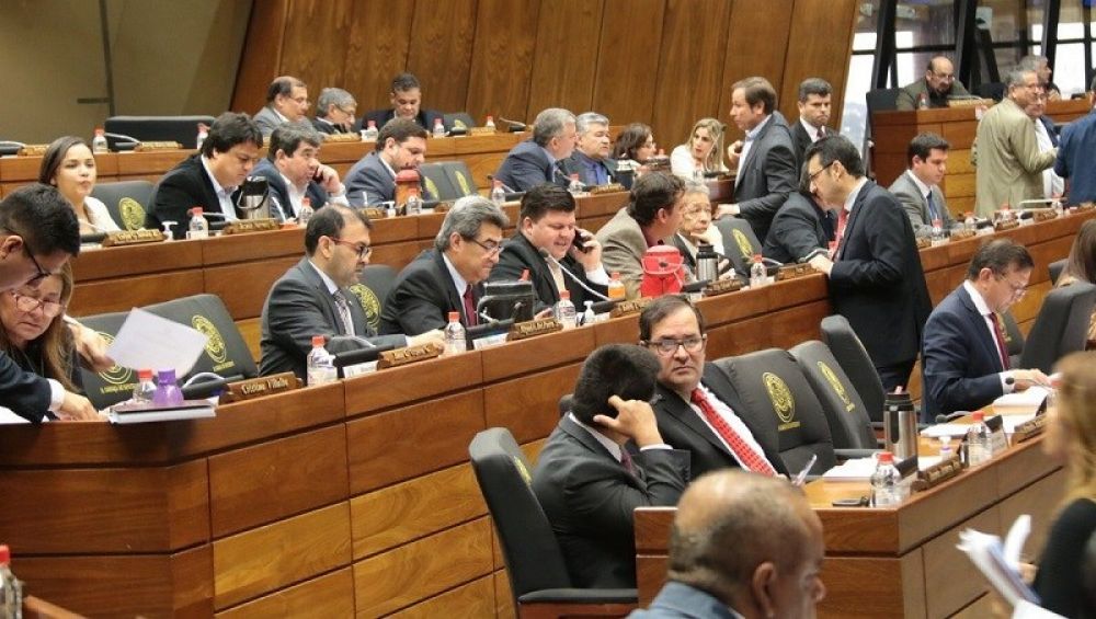 Funcionaria de Diputados jugaba "al truco" en horario laboral y fue descontratada